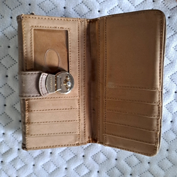 Tan Liz Claiborne wallet - Picture 3 of 3